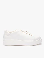 Weiße Turnschuhe aus genarbtem Leder