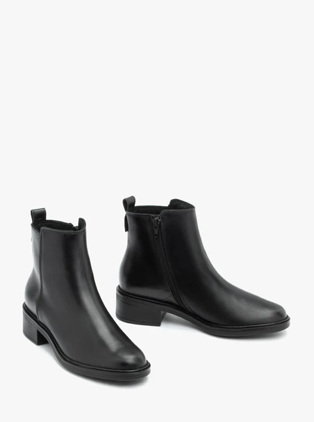 Schwarz genarbte Lederstiefel