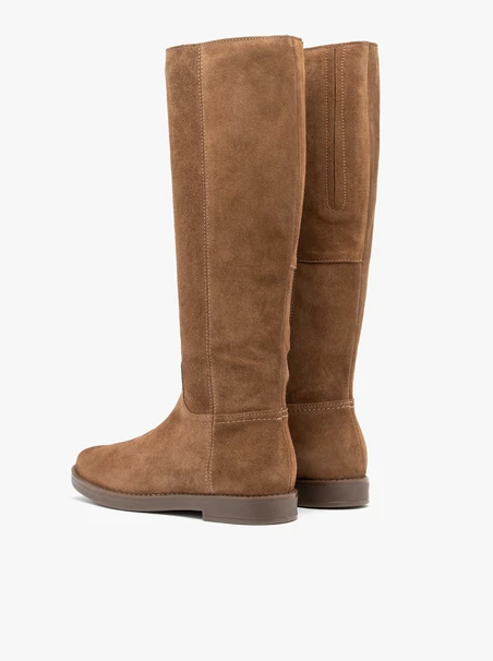Braune Stiefel mit schmalem Schaft