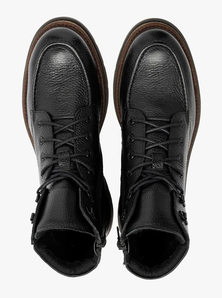 Schwarze Herrenstiefel mit Ziernähten auf dem Rist