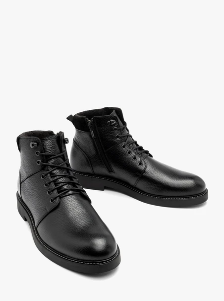 Schwarze Stiefel mit verschönerten Sohlen