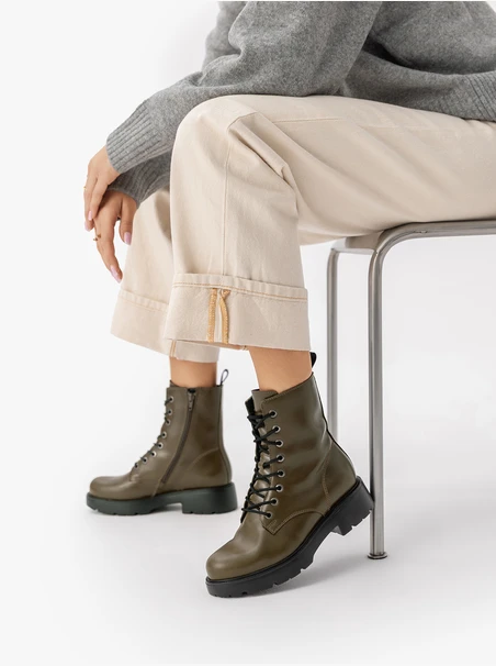 Stiefel aus olivfarbenem Vollnarbenleder