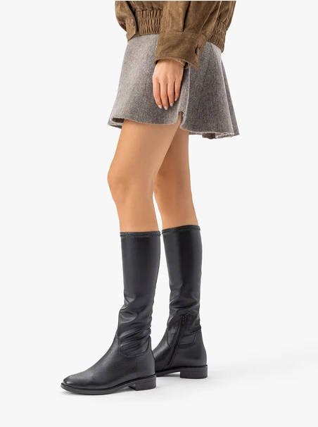 Schwarze Gummistiefel mit schmalem Schaft