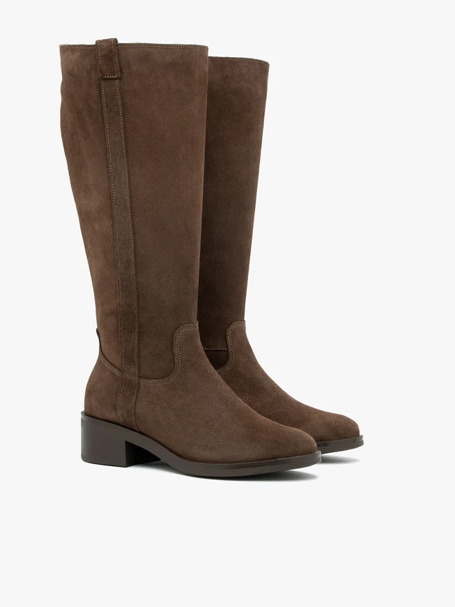 Braune Stiefel mit breitem Schaft