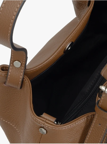 Hellbraune mittelgroße Tasche