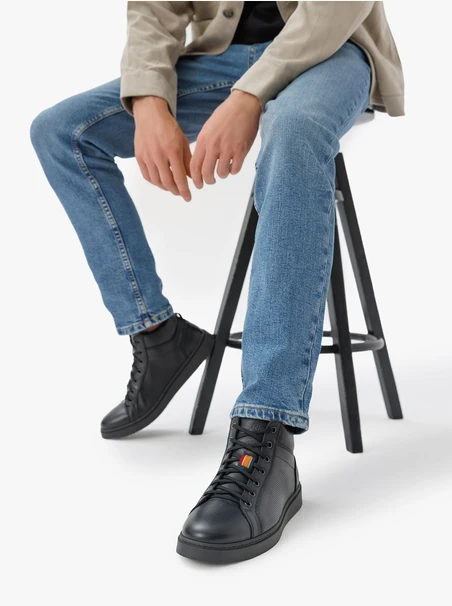 Schwarze nicht isolierte Stiefel