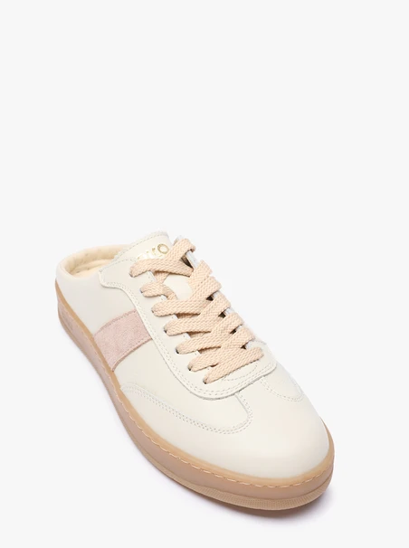 Heillose cremefarbene Turnschuhe