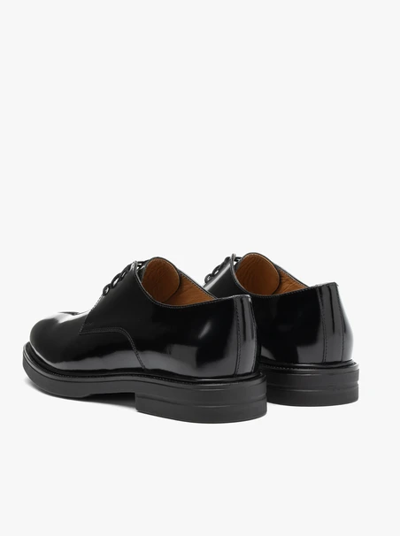 Schwarz lackierte Herrenschuhe