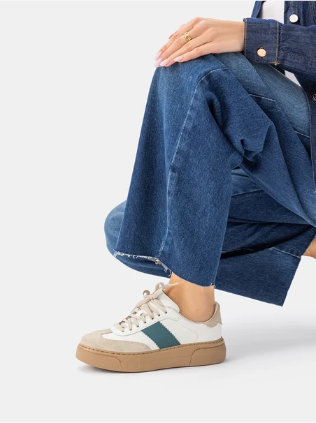 Turnschuhe mit grünem Akzent