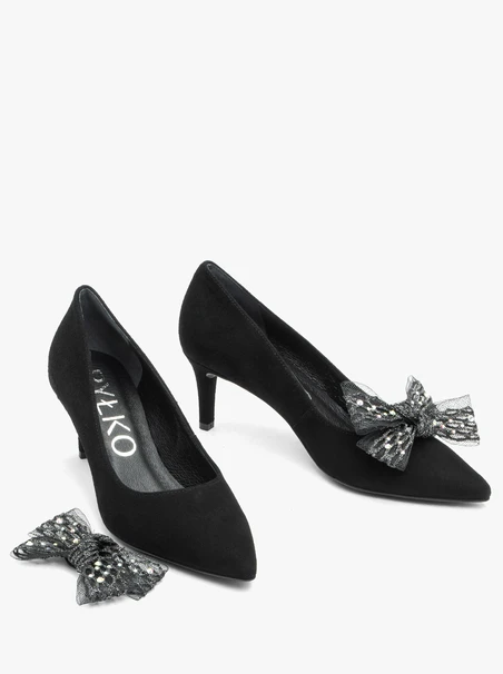 Schwarze Pumps mit abnehmbarer Schleife