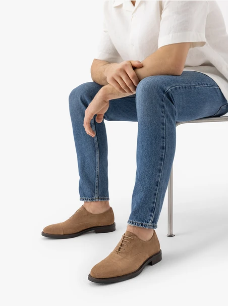 Halbschuhe aus braunem Veloursleder zum Schnüren
