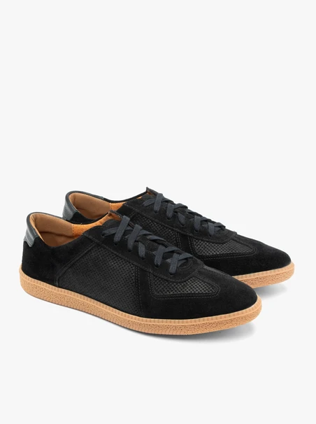 Schwarze halbe Sportschuhe mit Perforationen