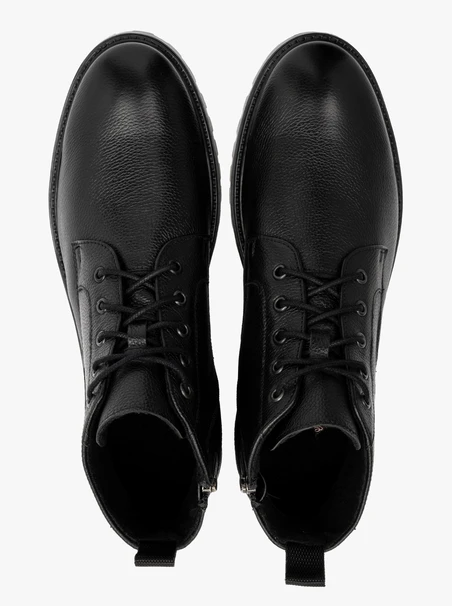 Schwarze Männerturnschuhe mit Traktorboden