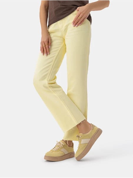 Leuchtend gelbe Turnschuhe aus Leder und Velours