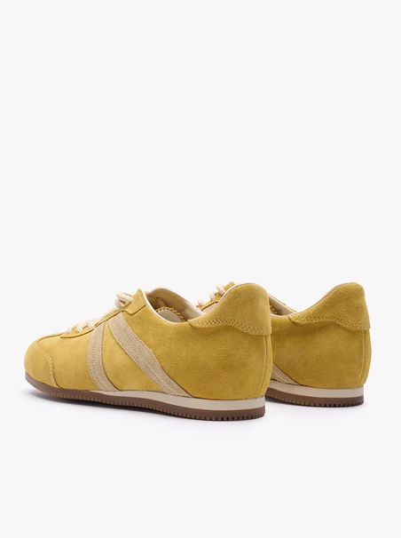 Gelbe Turnschuhe aus Veloursleder