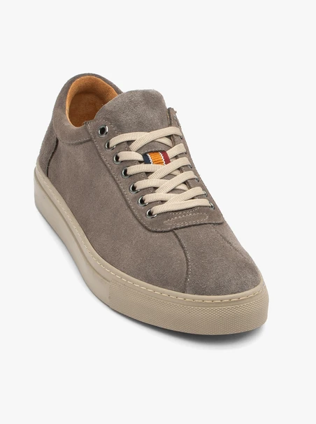 Graue Sportschuhe mit dickerem Boden