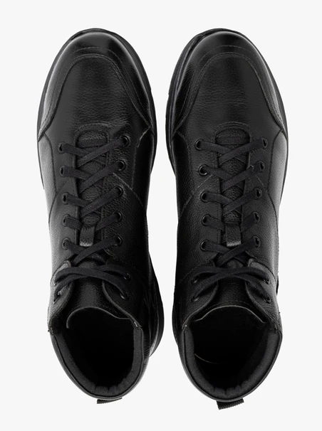 Schwarze Herrenstiefel im sportlichen Stil