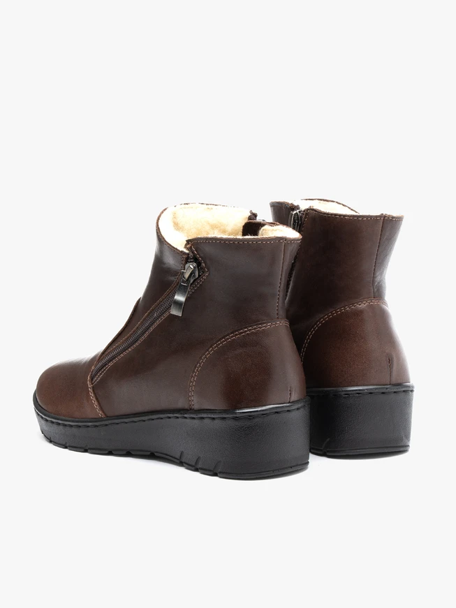 Braune Stiefeletten mit Lammfellfutter