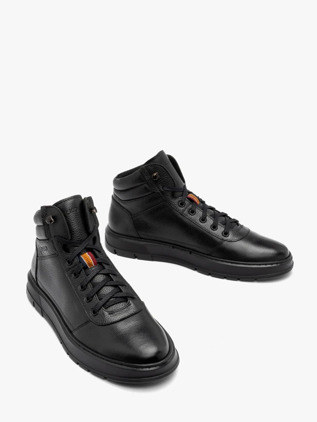 Schwarze Herren-Sportstiefel mit schwarzer Sohle