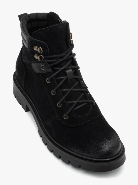 Schwarze isolierte Stiefel
