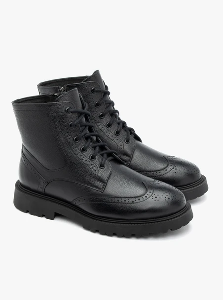 Schwarze Lederstiefel mit Perforationen