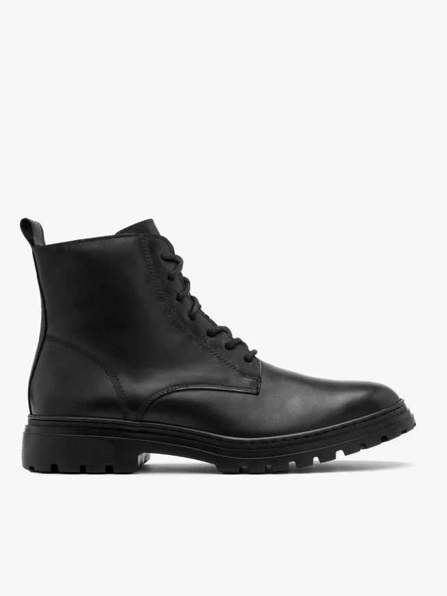 Schwarze Herrenstiefel mit leichtem Traktorsockel