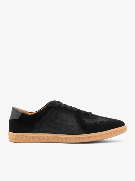 Schwarze halbe Sportschuhe mit Perforationen