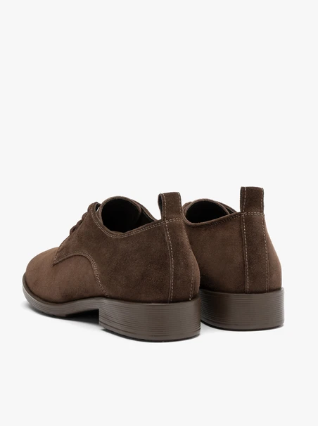 Halbschuhe aus braunem Veloursleder zum Schnüren