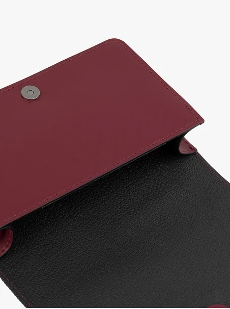 Kastanienbraune kleine Handtasche mit Kette