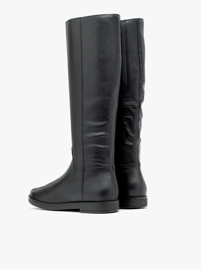 Schwarze Stiefel mit schmalem Schaft
