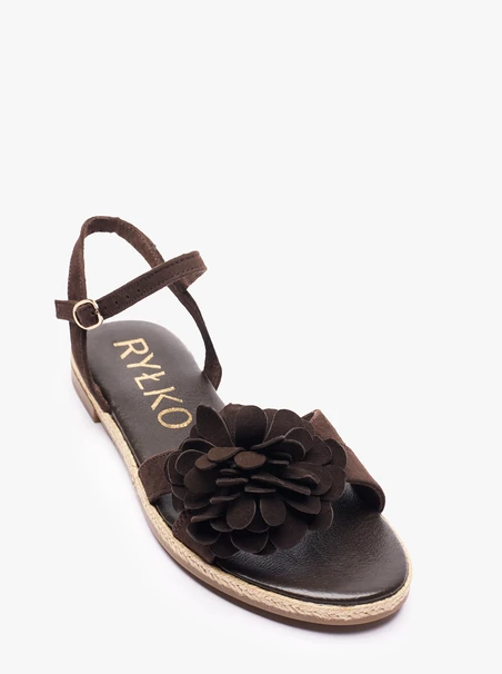 Dunkelbraune geblümte Sandalen