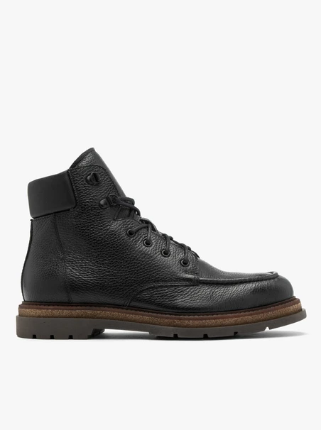Schwarze Herrenstiefel mit Ziernähten auf dem Rist