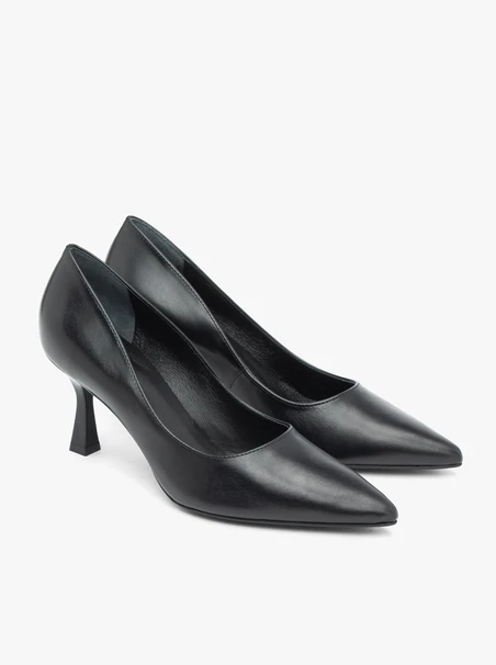 Schwarze Pumps mit Flare-Absatz