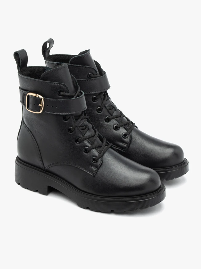 Schwarze Stiefel aus genarbtem Leder mit Riemen