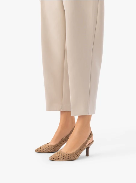 Hellbraune Pumps mit Perforationen