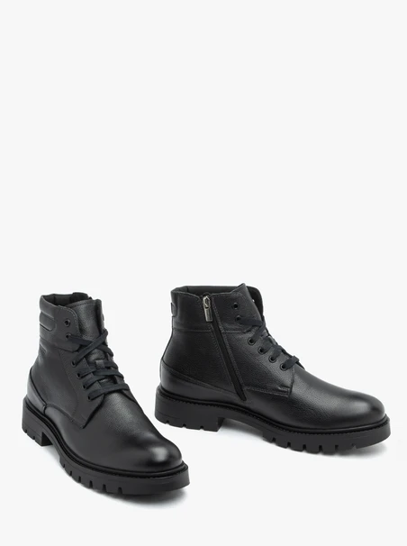 Schwarze isolierte Stiefel