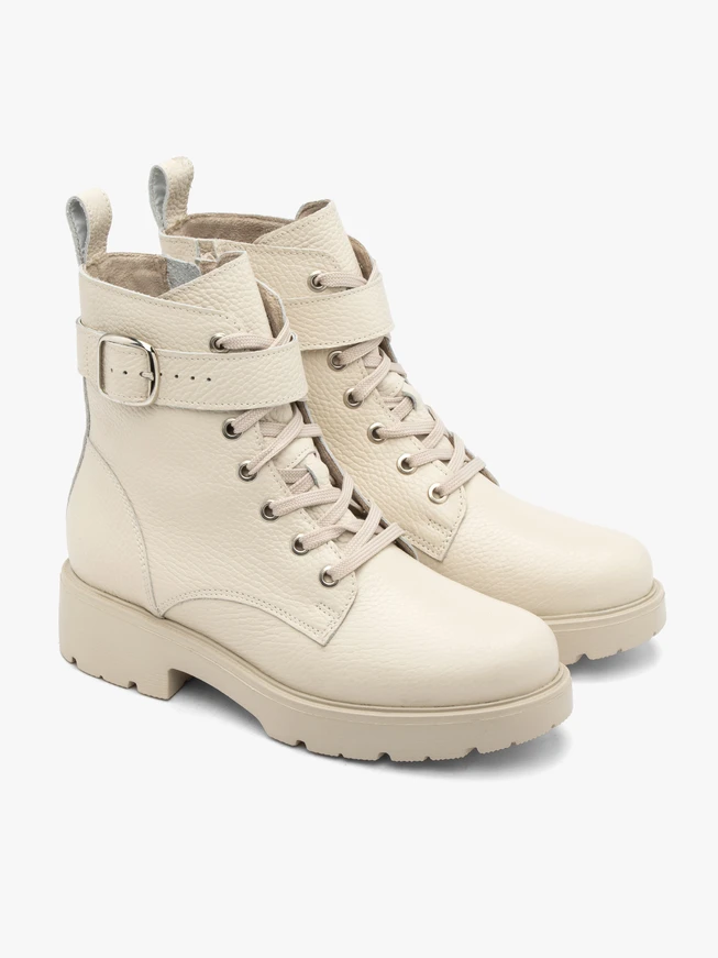 Cremefarbene Stiefel aus genarbtem Leder mit Riemen