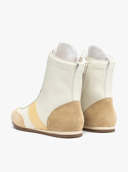 Knöchelhohe Sportschuhe in Weiß und Beige