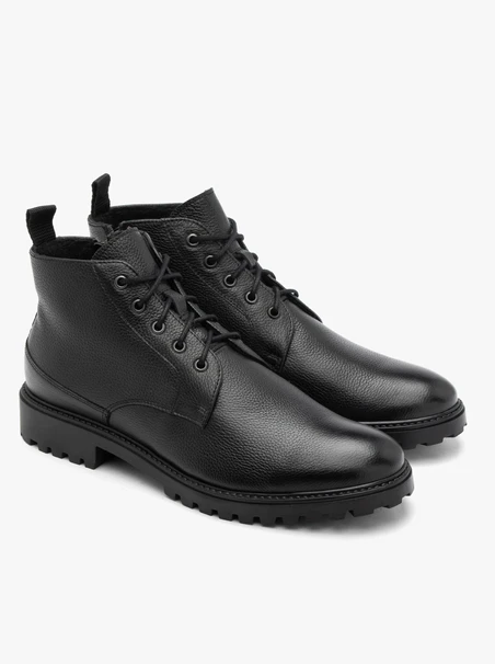 Schwarze Männerturnschuhe mit Traktorboden