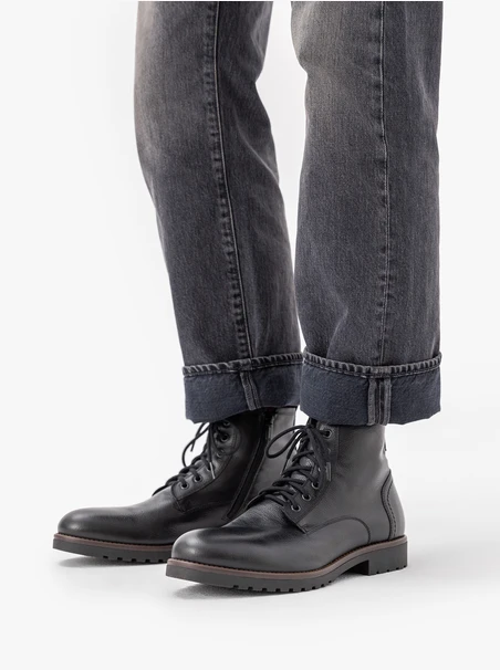 Isolierte Stiefel aus schwarzem Schafsleder
