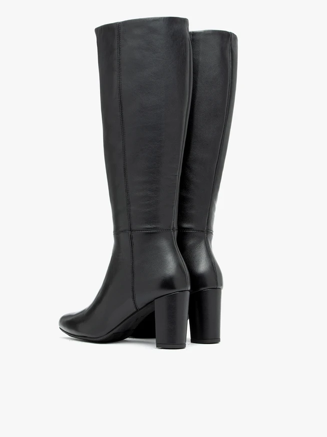 Schwarze Stiefel mit breitem Schaft