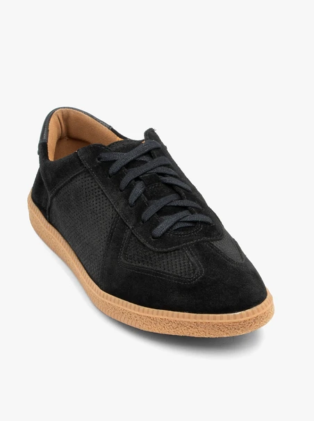 Schwarze halbe Sportschuhe mit Perforationen