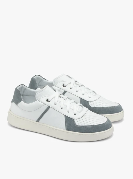 Weiße und graue Schnürhalbschuhe