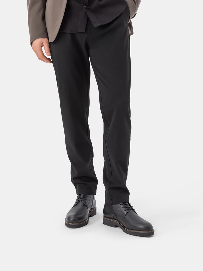 Schwarz genarbte Lederstiefel