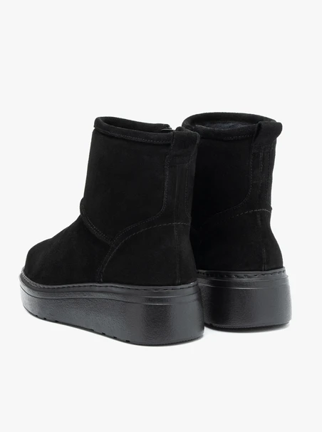 Schwarze knöchelhohe Schneestiefel mit dickerer Sohle