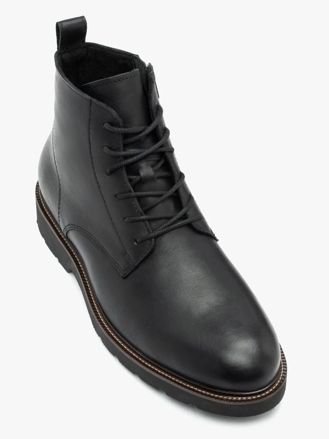 Schwarz genarbte Lederstiefel