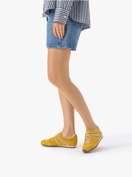 Gelbe Turnschuhe aus Veloursleder