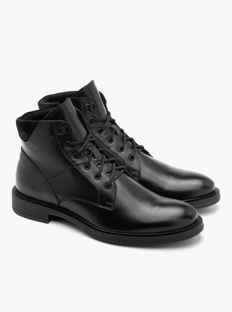 Schwarze Herrenstiefel mit Ziernähten auf dem Schaft
