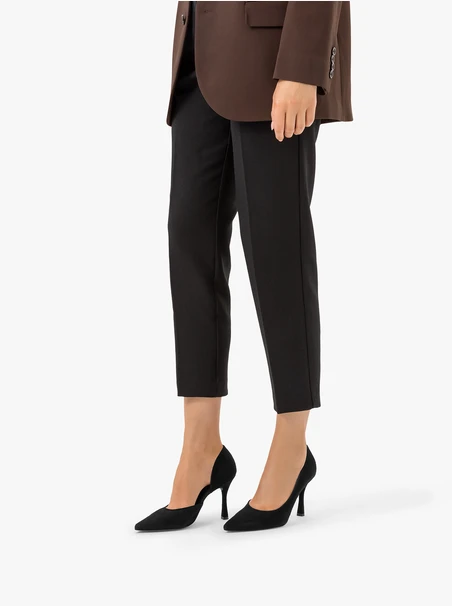 Schwarze Pumps mit Flare-Absatz aus Velours