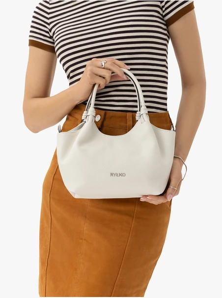 Weiße leicht zerknitterte Handtasche